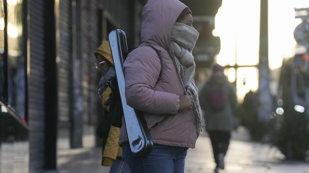 Una persona muy abrigada ante la ola de frío. (Agencia Xinhua)