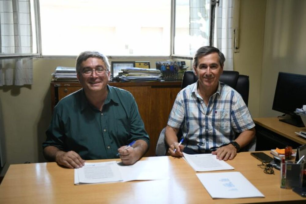 Javier Rodríguez junto al jefe comunal de Lezama, Arnaldo Harispe, durante la firma del convenio. (MDA)