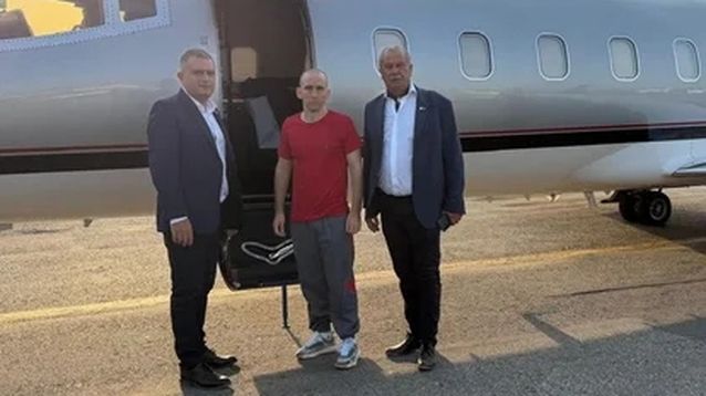 Nahuel Gallo, al pie del avión que lo lleva a Buenos Aires. Junto a él, Luciano Nakis y Fernando Isla Casares, dirigentes de la AFA.