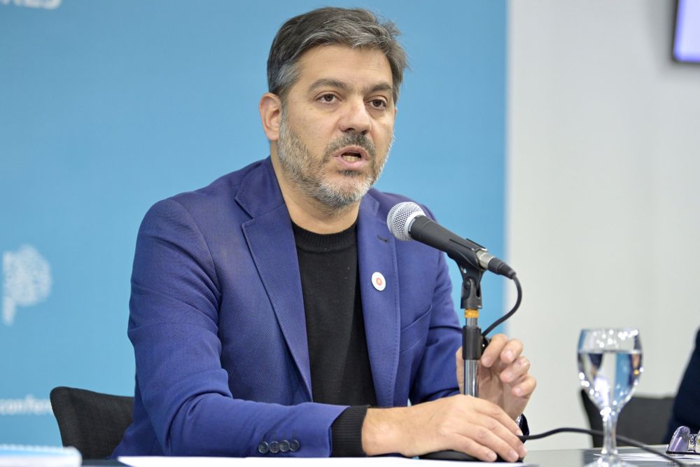 El ministro de Gobierno, Carlos Bianco, en conferencia de prensa.