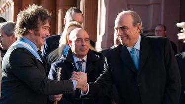 El presidente Javier Milei junto a Guillermo Francos.
