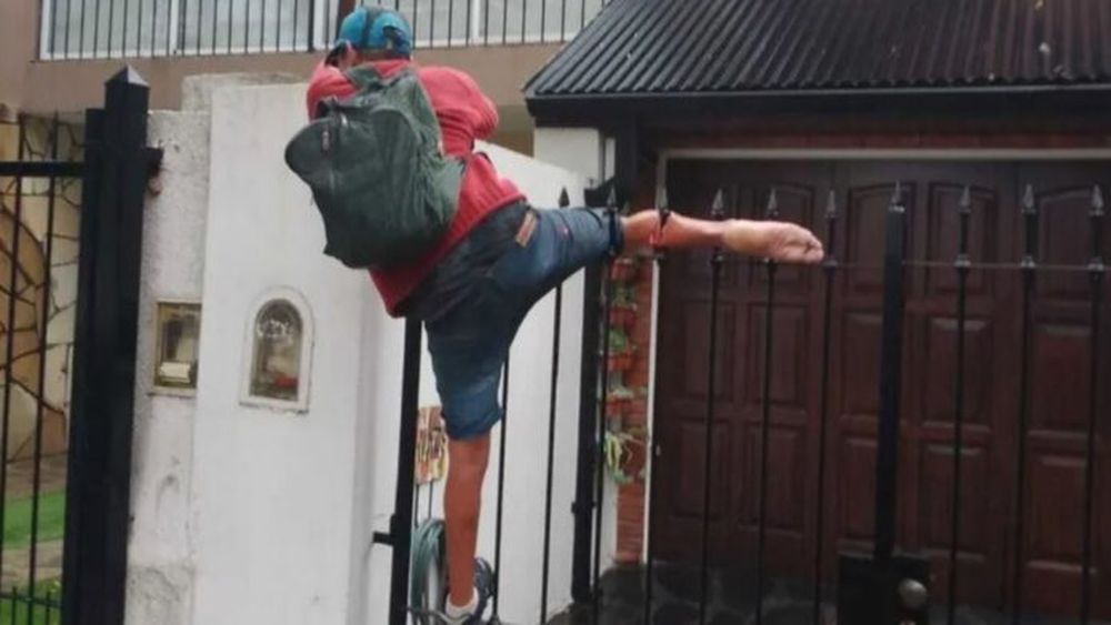 Quiso entrar a robar y le quedó la pierna enganchada y atravesada por la punta de una reja.