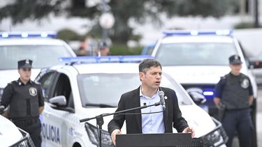 Axel Kicillof al entregar patrulleros en La Plata.