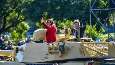 Victoria Villarruel y Javier Milei en un tanque, en el desfile del 9 de julio de 2024. (Archivo)