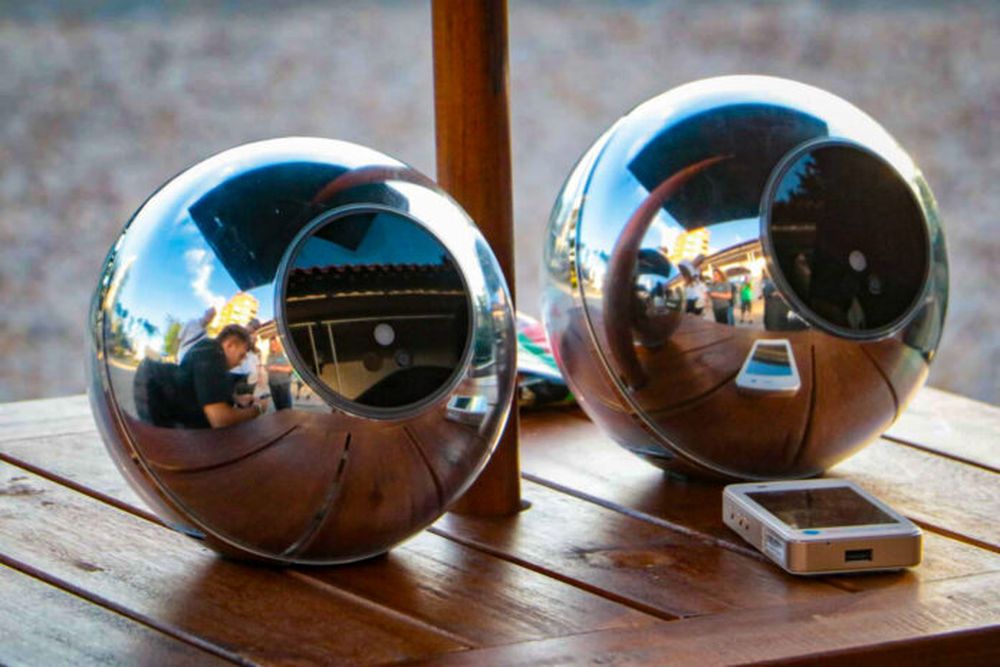 Los Orbs con los que Worldcoin escanea los iris de los voluntarios. (X @ConsumidorPBA)