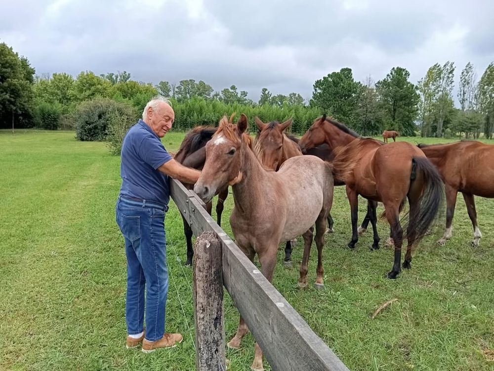 El ingeniero químico Eduardo Jorge Kovalivker, nacido en La Plata en 1944, es el actual patriarca de la familia