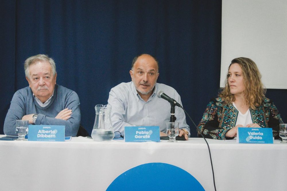 El intendente de Tres Arroyos, Pablo Garate (centro); Alberto Dibbern (izq.), asesor e impulsor del proyecto de Universidad, y Valeria Guido, coordinadora del Cresta.