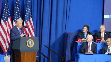 Milei junto a Viktor Orban, durante el discurso de Trump en la inauguración del Consejo de Paz.&nbsp;