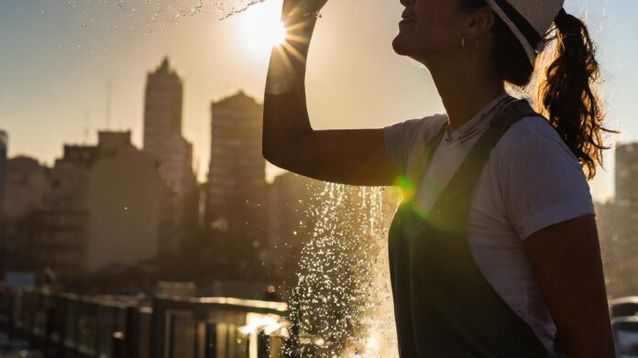Las temperaturas superarán los 35 grados en los próximos días en el centro y norte del país. (Adobe Firefly)
