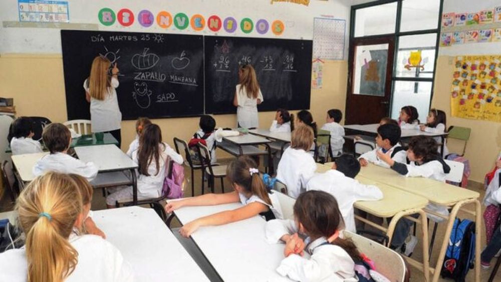 Docentes en una clase en la provincia. (Archivo DIB)
