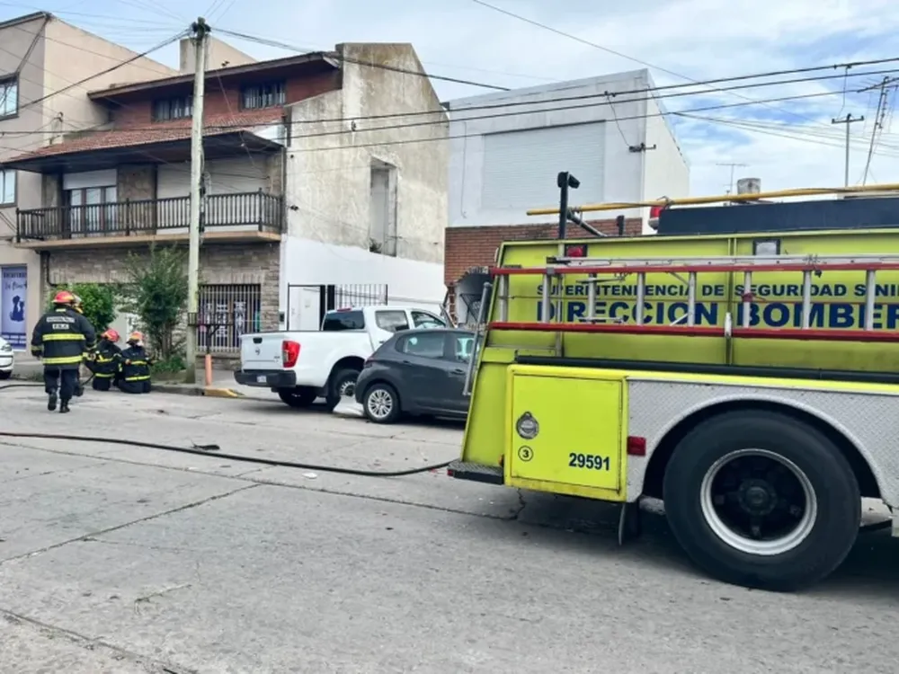 Los bomberos en el lugar del siniestro. (0223)