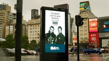 Los carteles luminosos que ayer anticipaban los recitales. (Instagram)