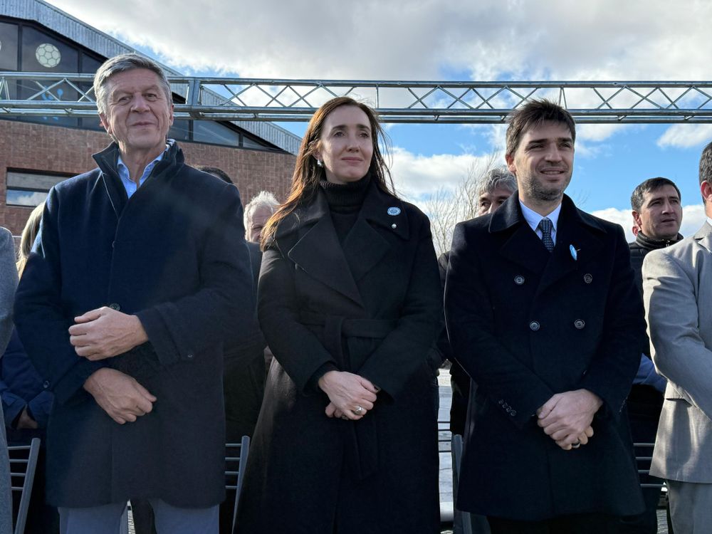 La viceresidenta Victoria Villarruel junto al goberandor Ignacio Torres (derecha) en Chubut.&nbsp;