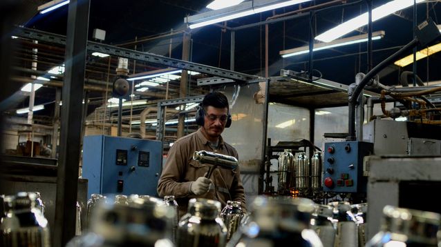 Un operario en una fábrica de termos.&nbsp;