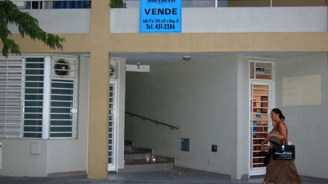 Un departamento con cartel de venta.