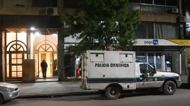 La Policía Científica en la vivienda del prefecto hallado muerto en su departamento, en el centro de Bahía Blanca. (La Nueva)