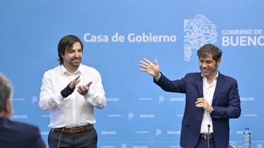 Kicillof se diferencia de Milei: busca crear dos empresas en el sector salud