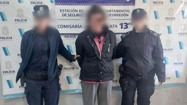 La mujer quedó detenida, tras comprobarse que tenía los documentos y las tarjetas del joven asaltado.