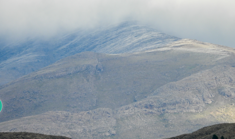 Imagen de las sierras del Sistema de Ventania, en Tornquist, con nieve en la cima. (www.sierradelaventana.com.ar)