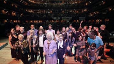 Estela de Carlotto y Buscarita Roa, titulares de Abuelas de Plaza de Mayo, junto a los artistas que participaron del homenaje en el Teatro Argentino de La Plata.