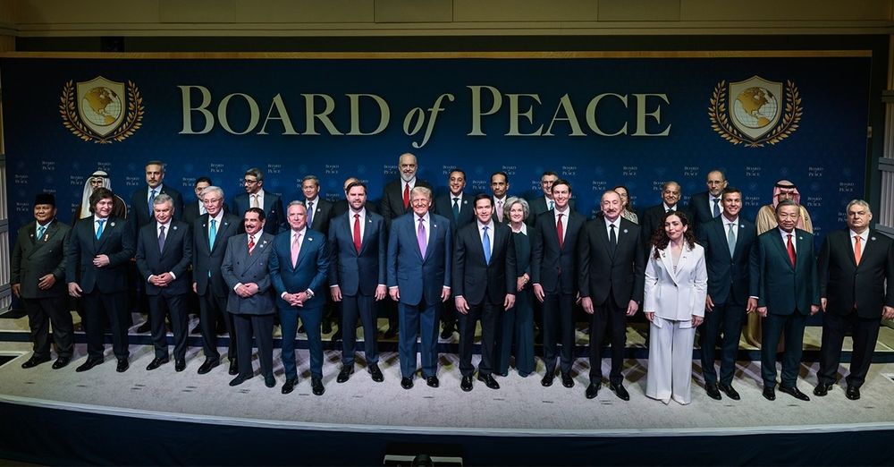 La foto de familia del Consejo de la Paz, con Donald Trump en el centro y Milei en primera fila.