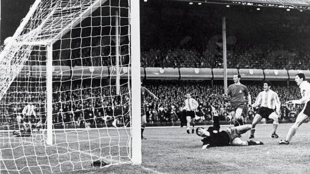 Con dos goles de Luis Artime, en 1966 Argentina venció 2 a 1 a España en el único partido disputado en un Mundial.
