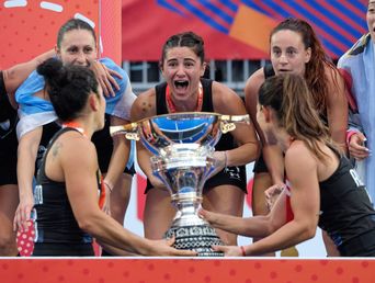 María Victoria Granatto recibe la Copa de las capitanas, su hermana Majo y Agostina Alonso.
