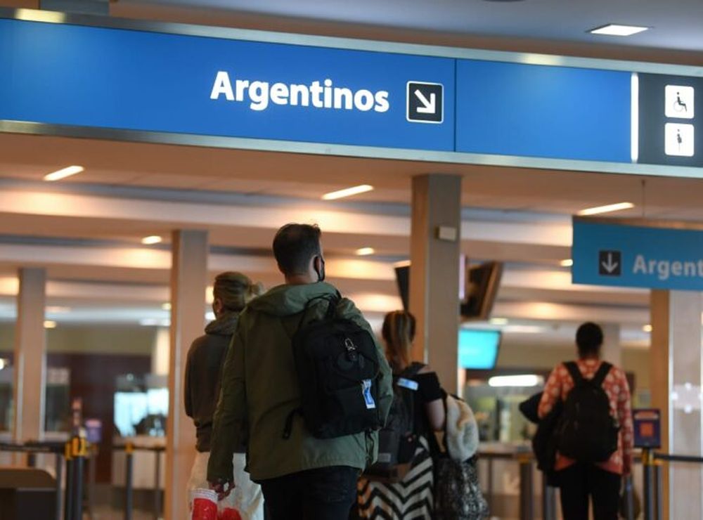 Viajeros llegando a la Argentina.