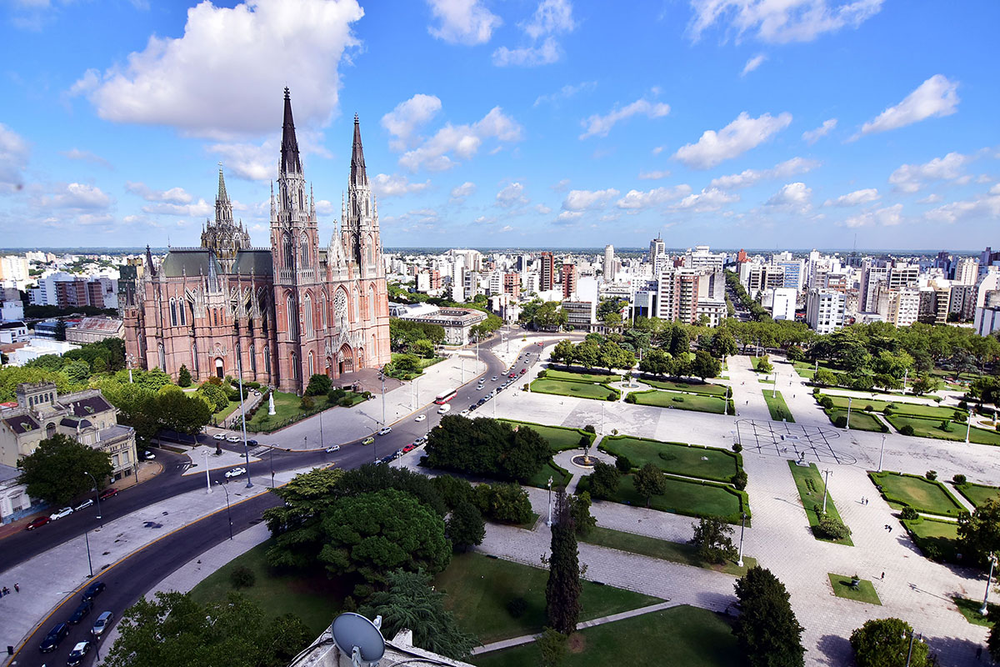 Vista lateral de Plaza Moreno, donde puede apreciarse la Catedral de La Plata
