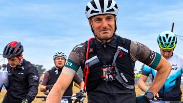 Lionel Scaloni cambia el fútbol por el ciclismo.