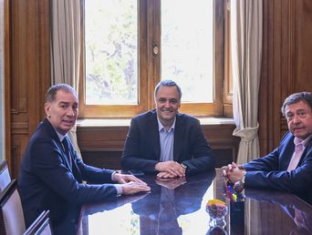 El gobernador de Río Negro, Alberto Weretilneck, junto a Diego Santilli y Manuel Adorni. El gobernador de Río Negro, Alberto Weretilneck, junto a Diego Santilli y Manuel Adorni.