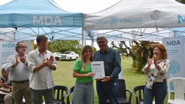 El ministro Javier Rodríguez entregó habilitaciones en Los Toldos. (MDA)