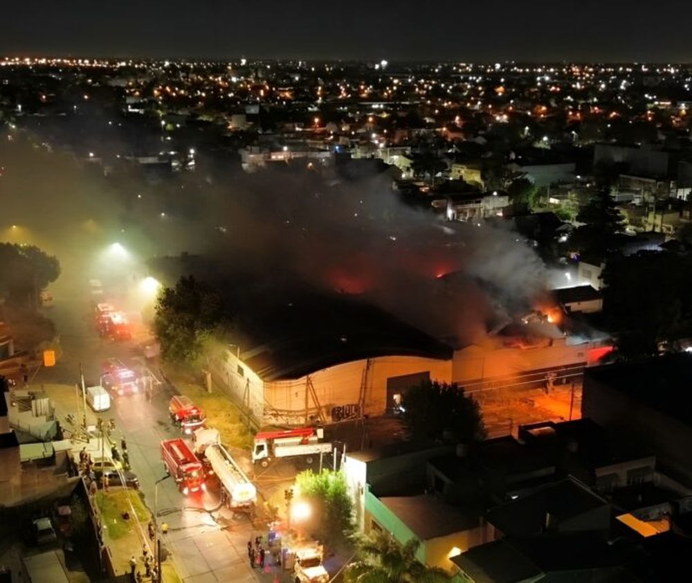 El incendio fue combatido por más de 30 dotaciones de bomberos. (X @LucasGhiOFICIAL)