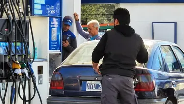 Ir a cargar nafta, una empresa cada vez más difícil. (Archivo)