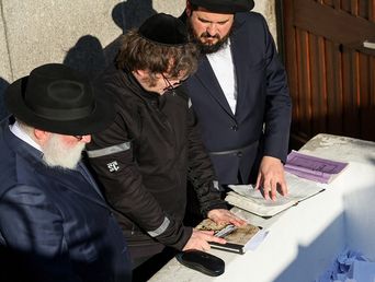 El presidente Milei en la tumba del Rebe de Lubavitch.