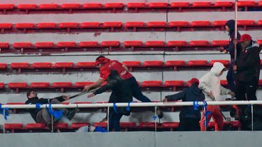 El partido entre Independiente y Universidad de Chile terminó en graves incidentes. (Xinhua/Facundo Morales)