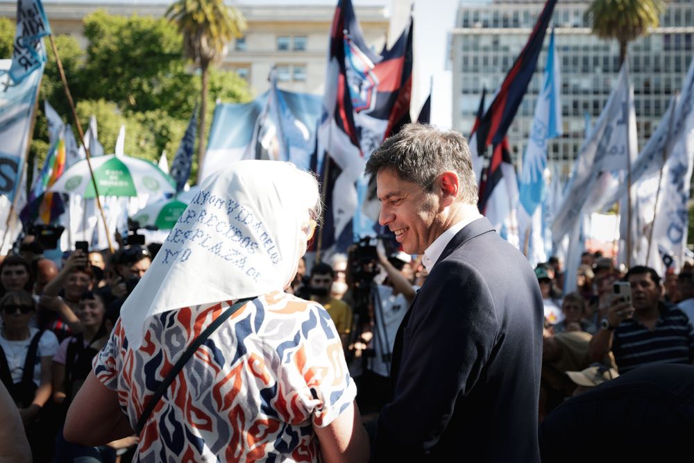 Axel Kicillof participó este jueves de la ronda número 2.486 de las Madres de Plaza de Mayo en el día que hubiera cumplido 97 años Hebe de Bonafini. (Prensa Gobernación)