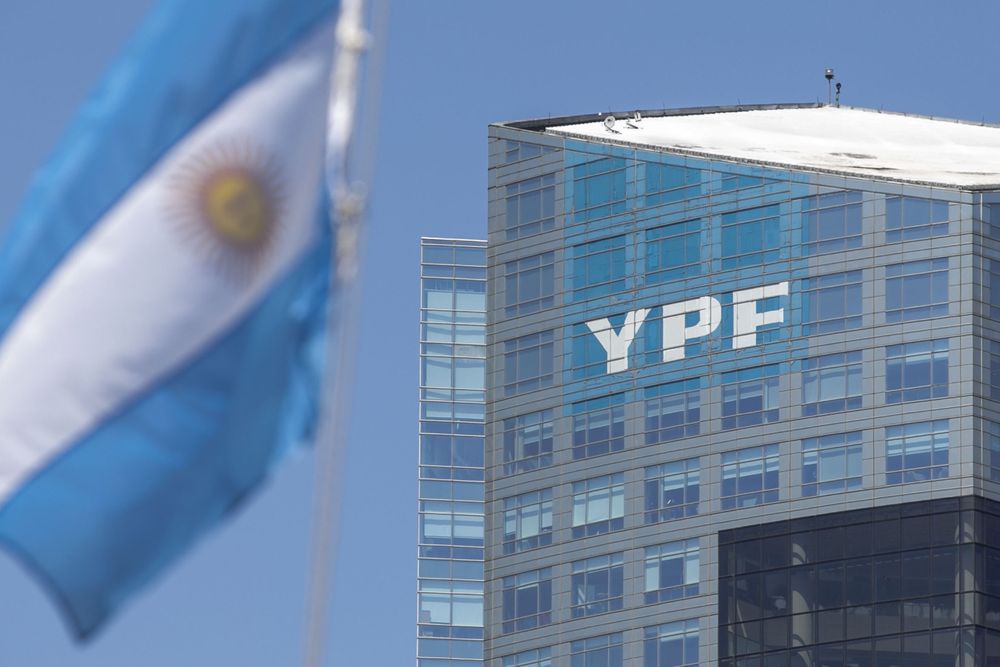 El edificio central de YPF.