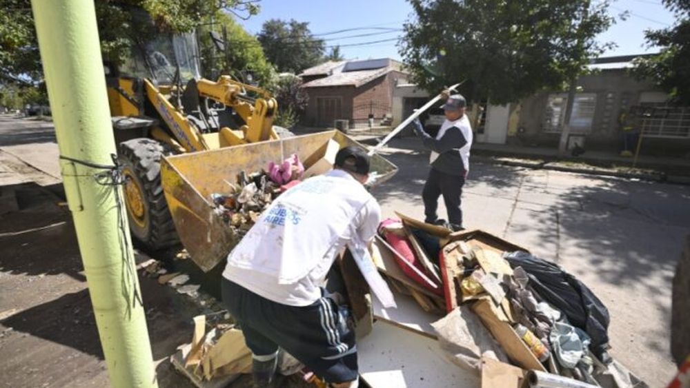 Tareas de limpieza en Bahía Blanca, tras la fatídica inundación del 7 de marzo.