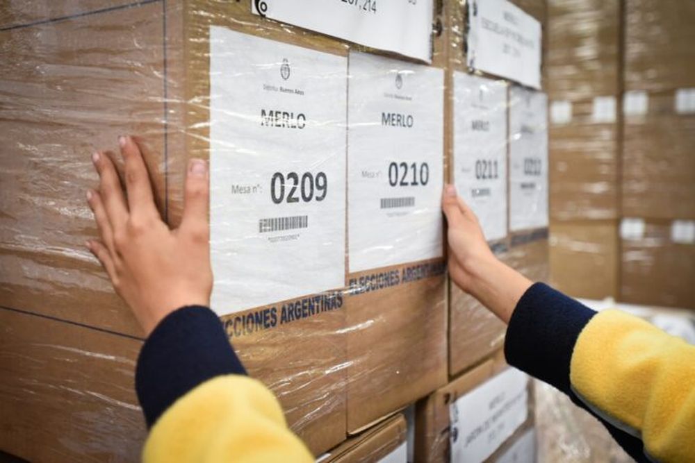 Una serie de urnas de las elecciones argentinas.