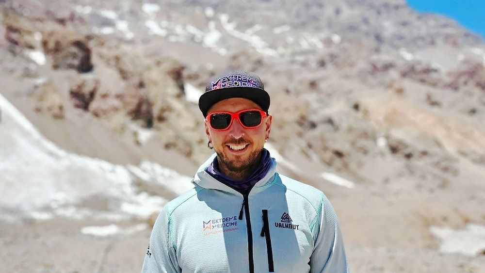 Bernabé Abramor, un médico de San Nicolás salvando vidas en el Everest. Bernabé Abramor, un médico de San Nicolás salvando vidas en el Everest.