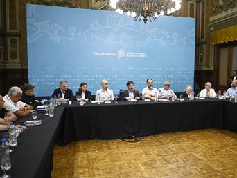 Axel Kicillof se reunió con representantes del sector energético y parte de su gabinete. (Gobernación) 