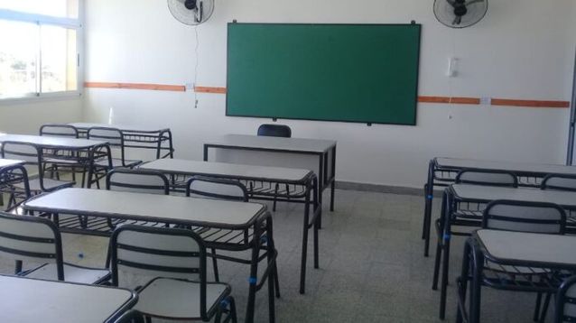 Un aula de una escuela vacía.