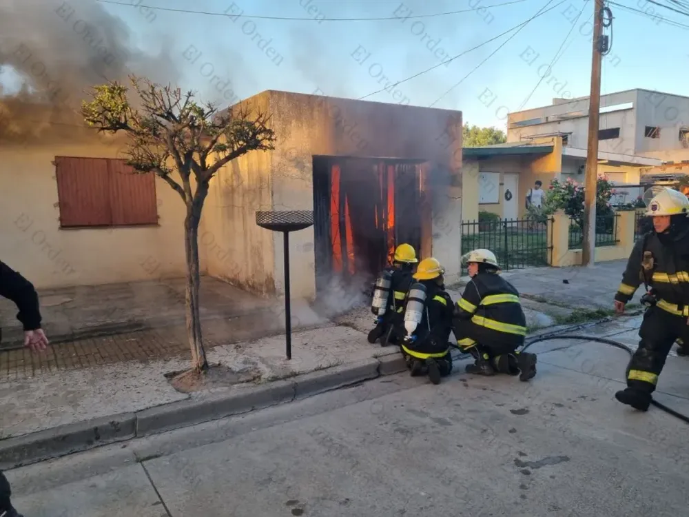 Los bomberos en acción en Coronel Pringles.