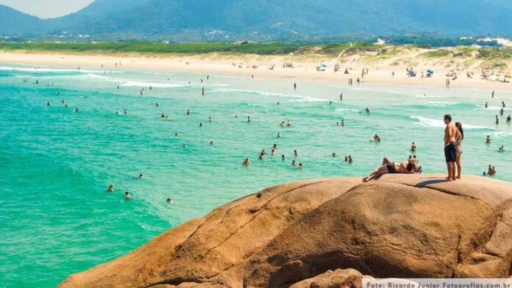 Una playa de Florianópolis. Una playa de Florianópolis.