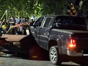 La camioneta Amarok embistió al Renault 12 en José C. Paz. La camioneta Amarok embistió al Renault 12 en José C. Paz.