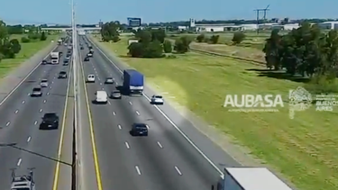 Imagen de uno de los conductores adelantándose por la banquina. (Captura de video)