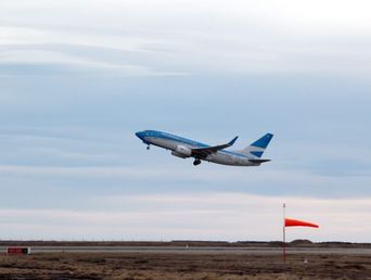 Un avión tomando vuelo. Un avión tomando vuelo.