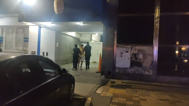 El hombre en el momento en el que fue detenido por las fuerzas de seguridad.