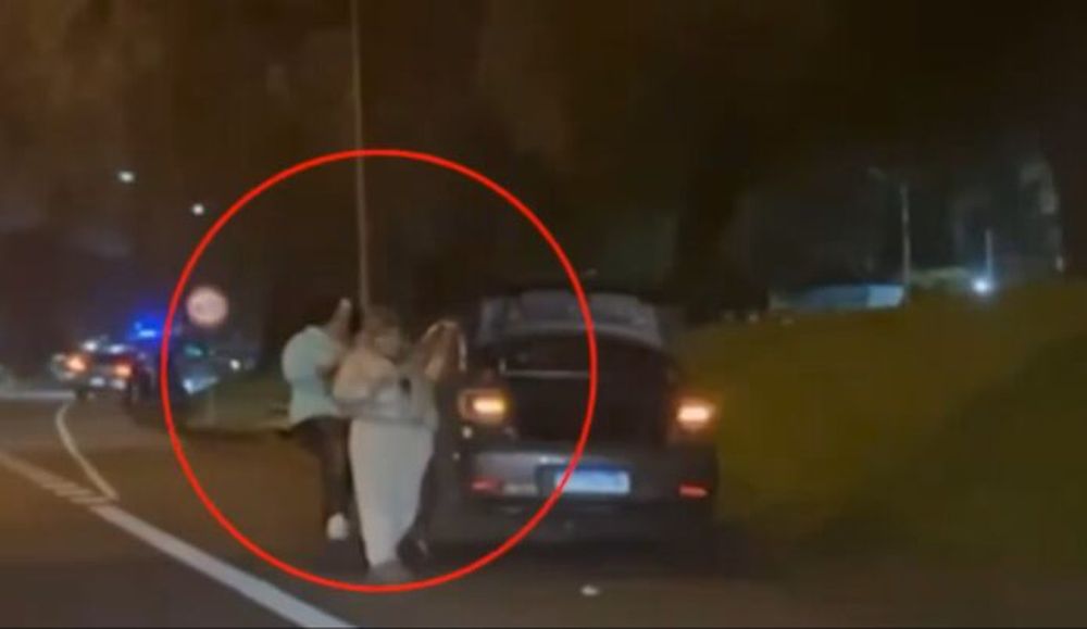 El momento en el que detienen a “More” Rial. (Captura de video)